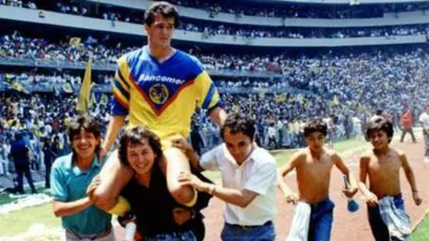 Carlos Hermosillo, verdugo e ídolo de Cruz Azul