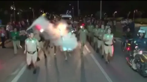 Espontáneo intenta apagar antorcha olímpica con extintor