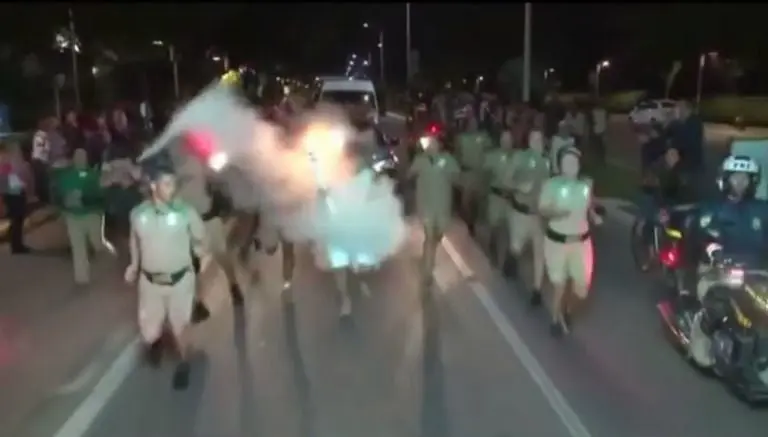 Espontáneo intenta apagar antorcha olímpica con extintor