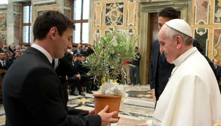 Papa Francisco prefiere a Messi, sobre Maradona y Pelé