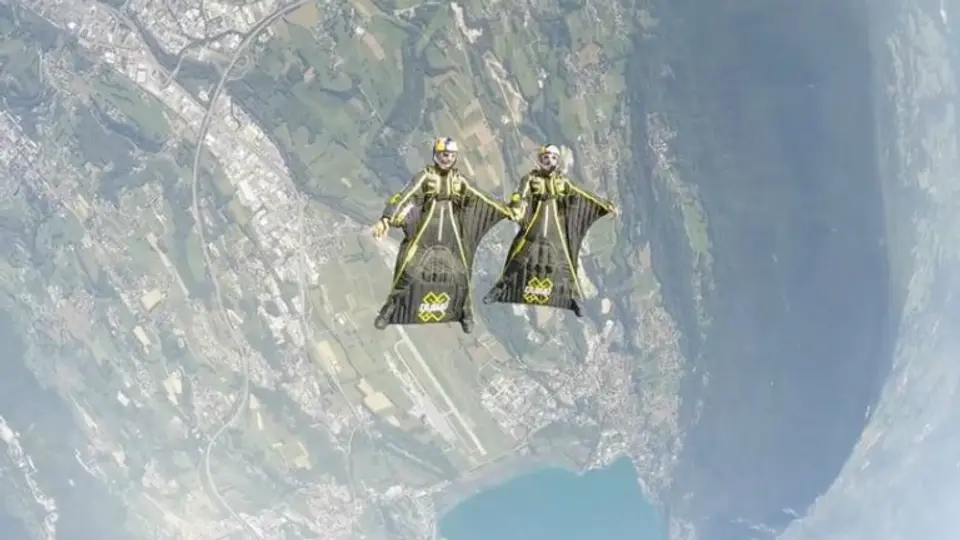 Paracaidistas sorprenden con vuelo extremo