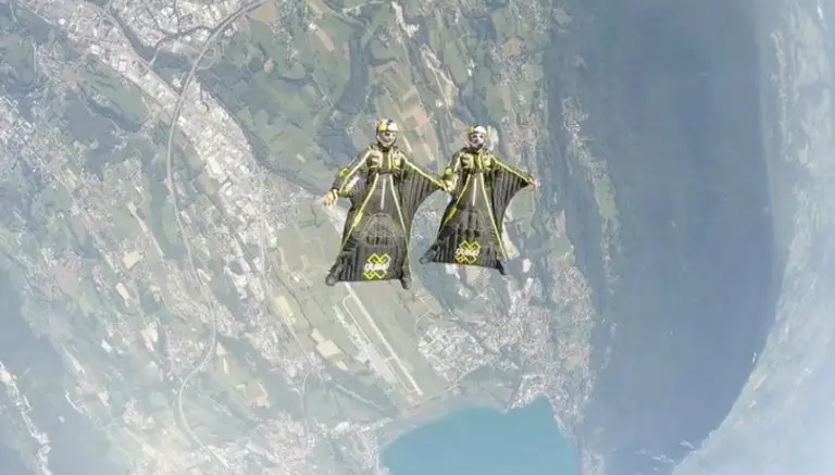 Paracaidistas sorprenden con vuelo extremo