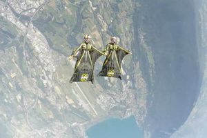 Paracaidistas sorprenden con vuelo extremo