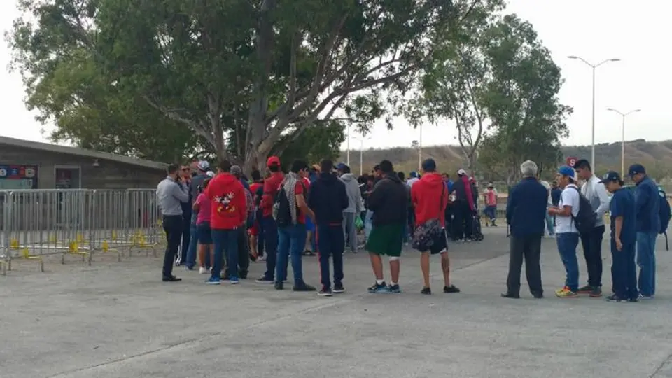 Largas filas en Estadio Chivas para boletos del Clásico Nacional