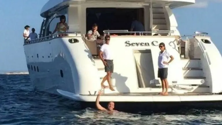 Aficionado nada en el mar para alcanzar yate de Messi