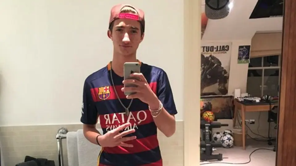 Hijo de Mourinho celebra victoria del Barcelona