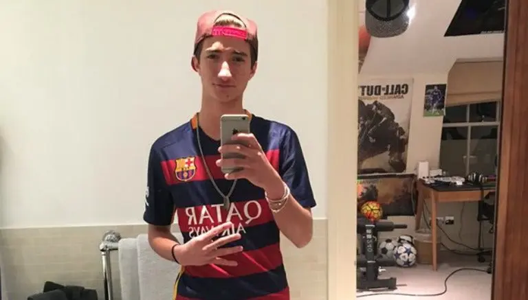 Hijo de Mourinho celebra victoria del Barcelona