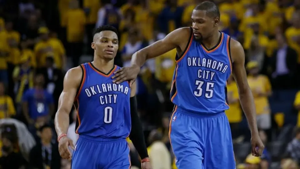 Durant lidera paliza de Thunder sobre Warriors