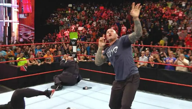 Randy Orton le da 'cálido' recibimiento a Brock Lesnar