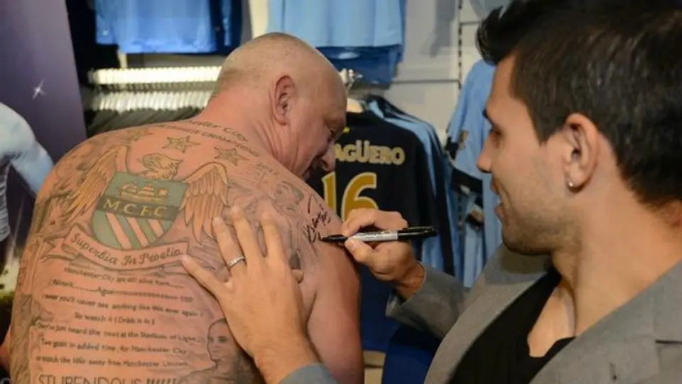 Man City ofrecería cambiar tatuajes por escudo nuevo