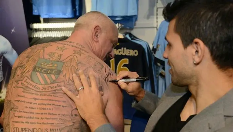Man City ofrecería cambiar tatuajes por escudo nuevo