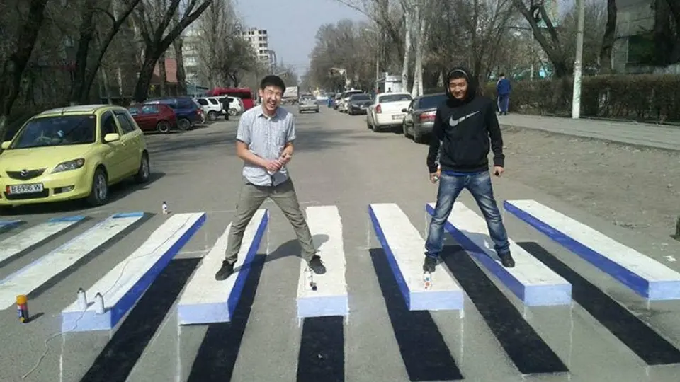 India crea señalamientos de tránsito 3D para reducir accidentes