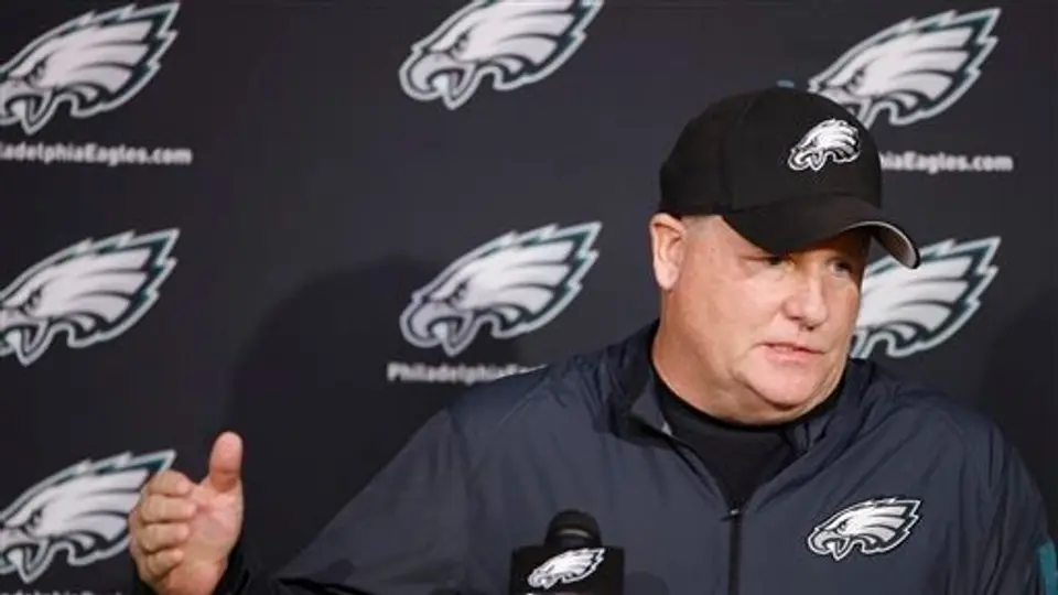 Chip Kelly, despedido como coach de Filadelfia
