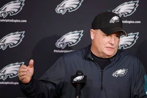 Chip Kelly, despedido como coach de Filadelfia