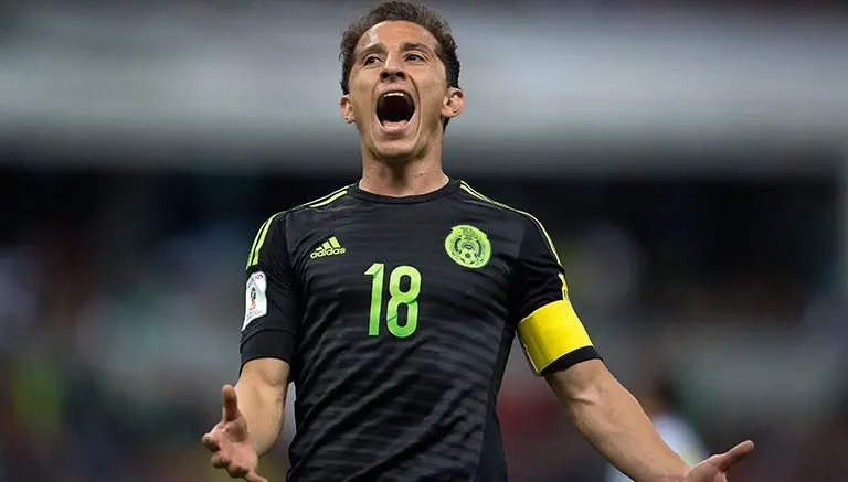 'Ésta ni para lavar el carro': Guardado sobre jersey chiva
