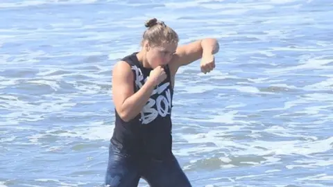 Ronda se prepara en la playa para volver al octágono