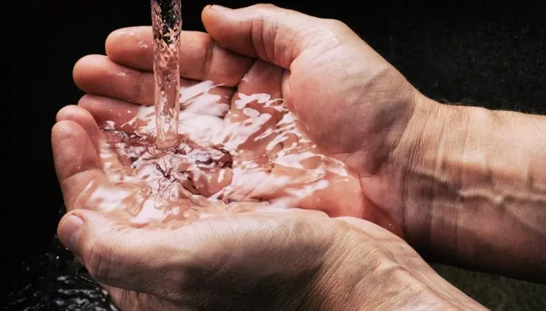 Vecinos de Iztacalco se pelean por falta de agua