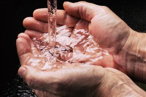 Vecinos de Iztacalco se pelean por falta de agua