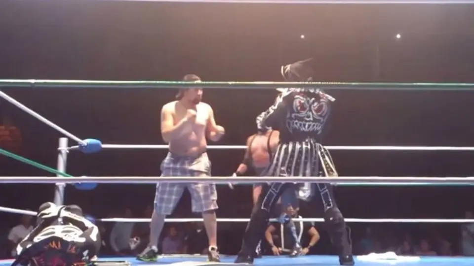 Parka Negra golpea a aficionado que invade el ring