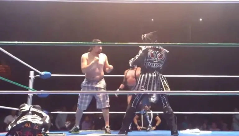 Parka Negra golpea a aficionado que invade el ring