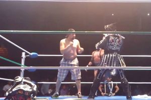 Parka Negra golpea a aficionado que invade el ring