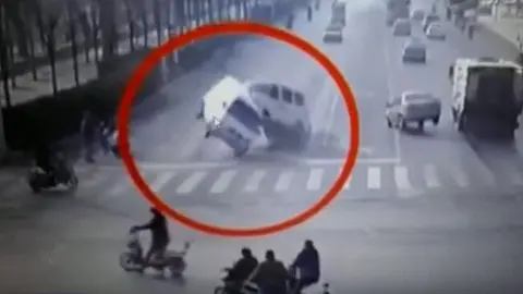 Tres carros se elevan por una fuerza misteriosa en China