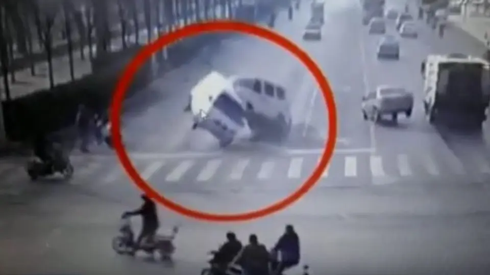 Tres carros se elevan por una fuerza misteriosa en China