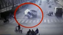 Tres carros se elevan por una fuerza misteriosa en China