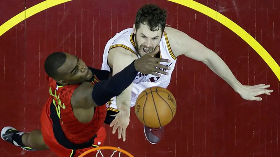 Cavs se lucen y humillan a Hawks en segundo de 'Semis'