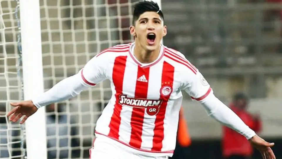 Alan Pulido podría salir del Olympiacos
