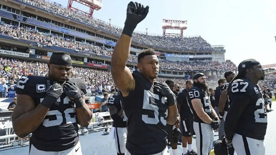 Cerca de 40 jugadores de la NFL se unen a protesta de Kaepernick