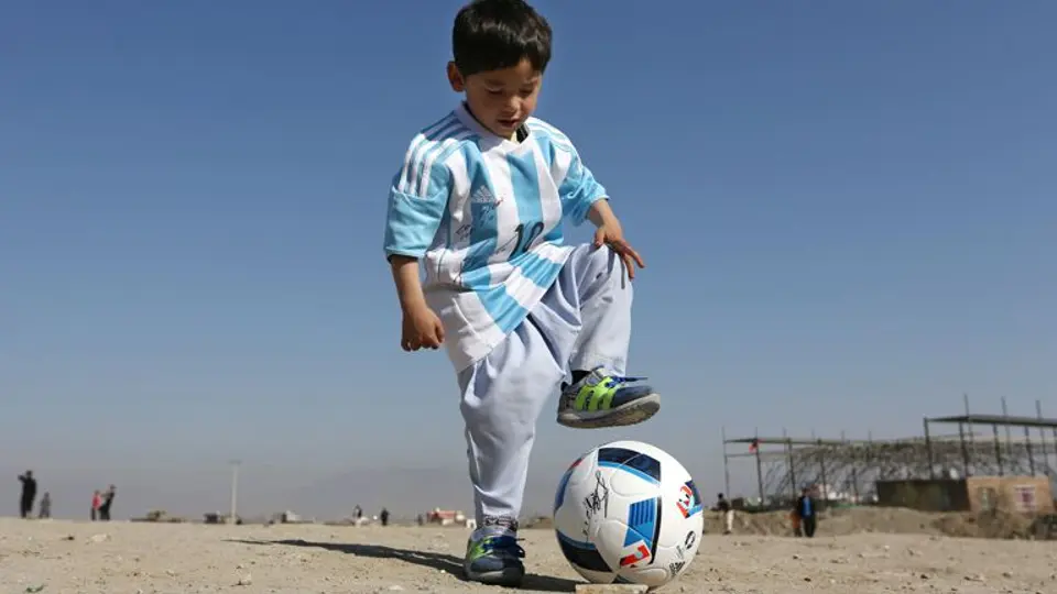 Fan afgano de Messi recibe amenazas por jugar futbol
