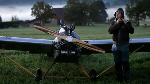 Hombre construye avión de madera para ir a trabajar