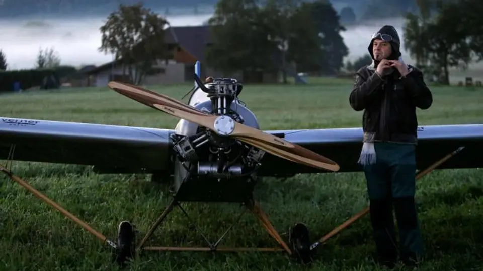 Hombre construye avión de madera para ir a trabajar