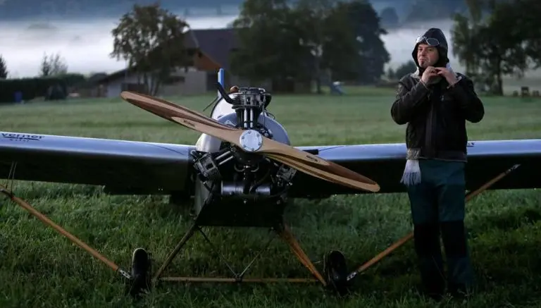 Hombre construye avión de madera para ir a trabajar
