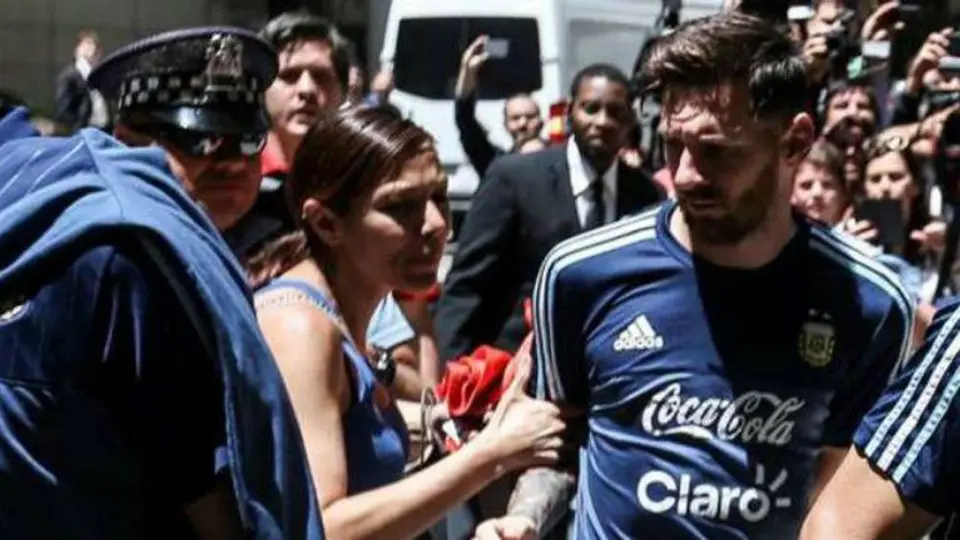 Aficionada se disculpa entre lágrimas por lastimar a Messi