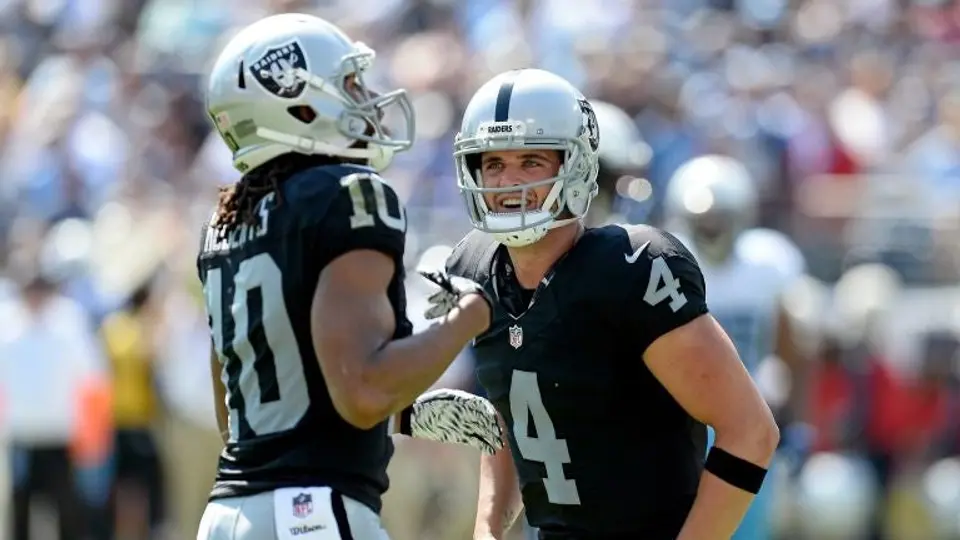 Derek Carr guía triunfo de los Raiders sobre Titanes