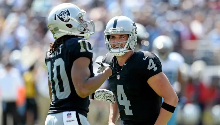 Derek Carr guía triunfo de los Raiders sobre Titanes