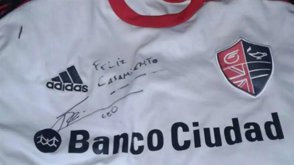 Pareja argentina se casará gracias a un autógrafo de Messi