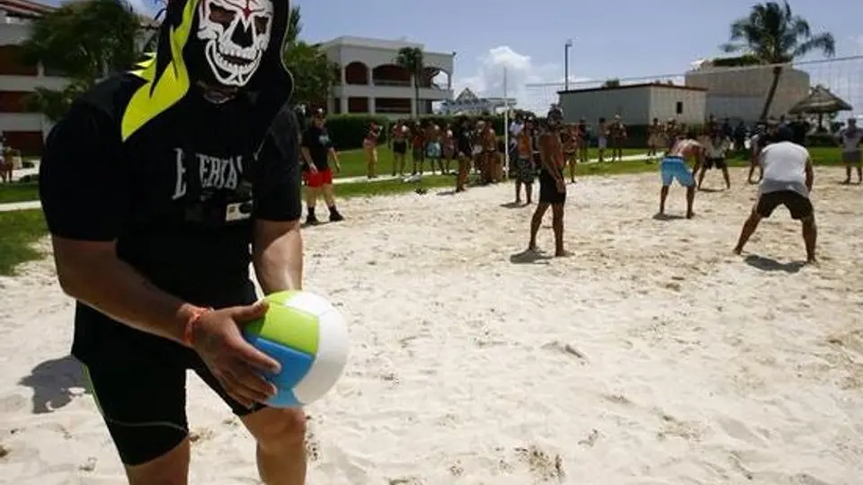 Luchadores de Triple A disfrutan de una 'pool party' en la playa