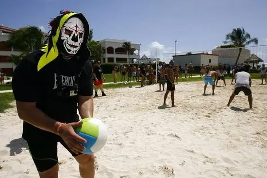 Luchadores de Triple A disfrutan de una 'pool party' en la playa