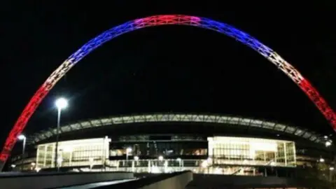 Monumentos se solidarizan con Francia