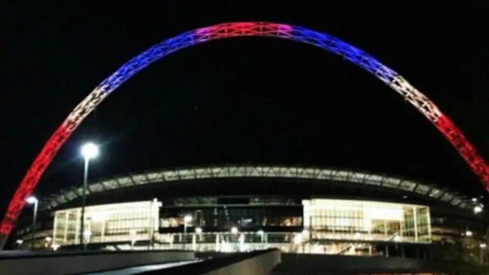 Monumentos se solidarizan con Francia