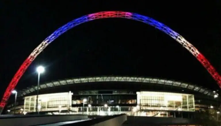 Monumentos se solidarizan con Francia