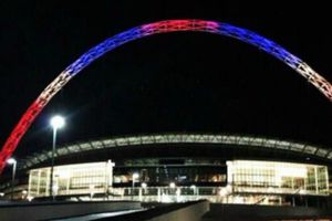 Monumentos se solidarizan con Francia