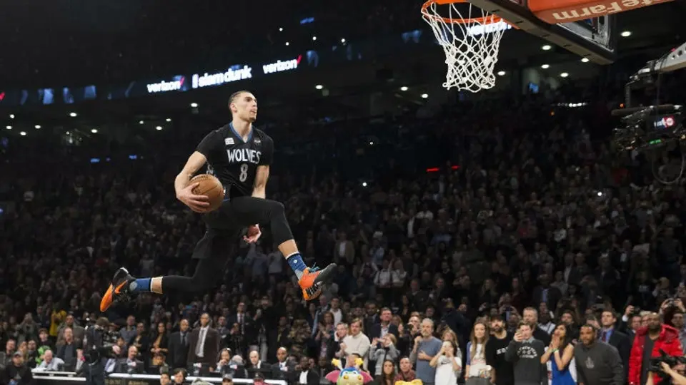 Polémico triunfo de LaVine en concurso de clavadas de NBA