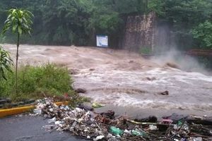 'Earl' pierde fuerza pero continúa afectando al país