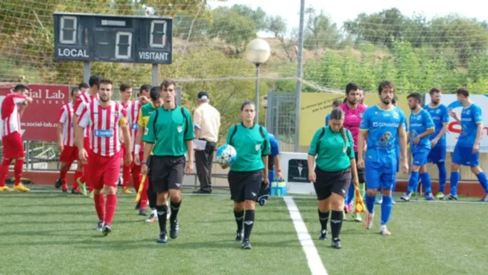 Mujer árbitro suspende partido por mandarla a lavar platos