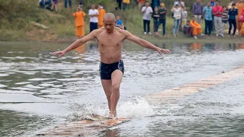 Monje Shaolín corre 125 metros sobre el agua