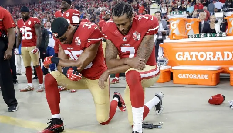 Jugadores de la NFL emulan protestas de Kaepernick en Semana 1